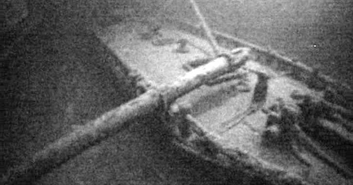 image of an underwater shipwreck